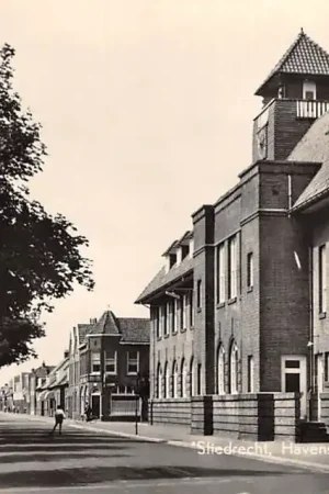 Sliedrecht Havenstraat met Gemeentehuis 1957 HC36728 Niska cena
