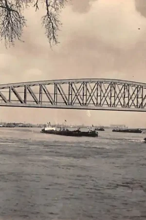 Sliedrecht Spoorbrug Ons mooie land Sleepboot binnenvaart schepen Scheepvaart HC36616 Premium