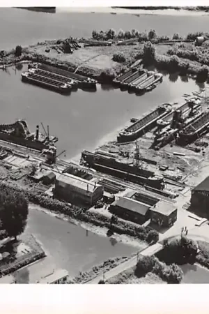Sliedrecht Fa. C.M. van Rees Scheepsbouw werf 1950 KLM Luchtfoto No. 270?2 Scheepvaart Binnenvaart schepen HC36475 Ekspresowa dostawa