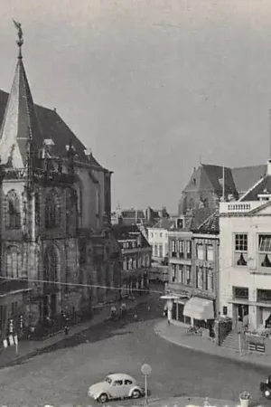 Zwolle Grote Markt met Hoofdwacht en Café-Restaurant De Harmonie HC36277 Zamów teraz