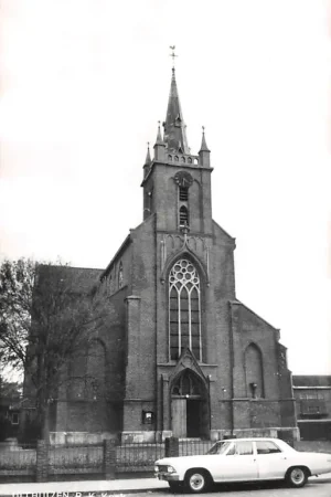 Uithuizen R.K. Kerk met auto Groningen HC35679 Szybka dostawa