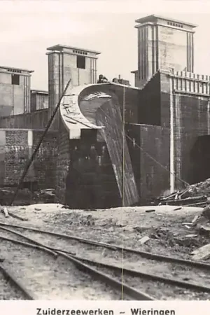 Wieringen Zuiderzee werken Aanbouw Een van de drie complexen van 5 uitwateringssluizen te Den Oever IJsselmeer Afsluitdijk Type fotokaart HC34895 Nowość