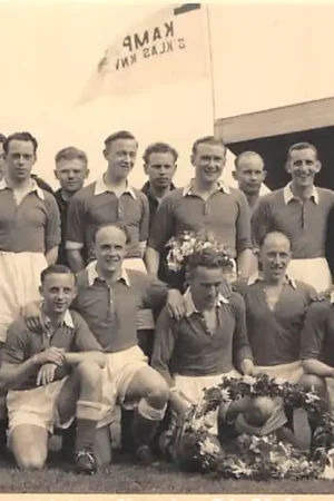 Tani Gouda Elftal Kampioens- en promotiewedstrijd naar de 2e klasse 3-0 tegen GDA Terrein aan de Nieuwe Vaart 1951 Fotokaart Hekker Voetbal Soccer HC34620