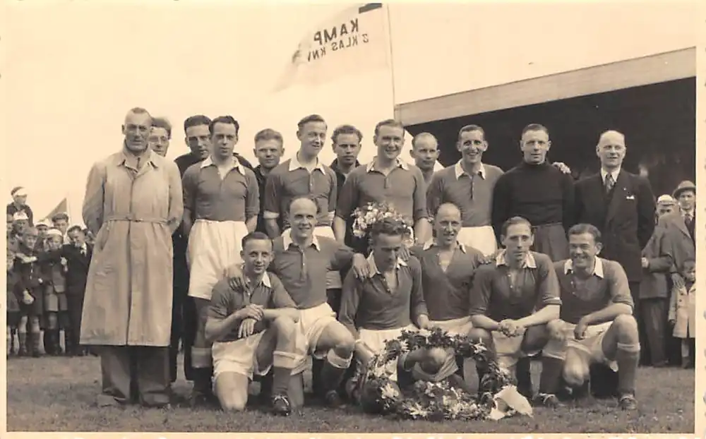 Tani Gouda Elftal Kampioens- en promotiewedstrijd naar de 2e klasse 3-0 tegen GDA Terrein aan de Nieuwe Vaart 1951 Fotokaart Hekker Voetbal Soccer HC34620