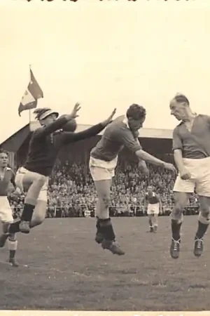 Gouda Kampioens- en promotiewedstrijd naar de 2e klasse 3-0 tegen GDA Terrein aan de Nieuwe Vaart 1951 Fotokaart Hekker Voetbal Soccer HC34619 Promocja