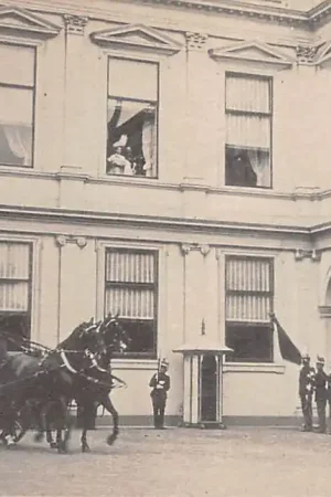 Ekspresowa dostawa 's-Gravenhage Doopplechtigheid Prinses Juliana 5 juni 1909 H.M. de Koningin met Prinses Juliana aan het raam van het Kon. Paleis Militair HC34493