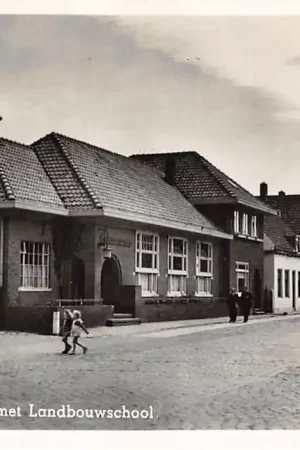 Brielle Langestraat met Landbouw school 1952 HC34447 Oryginalny