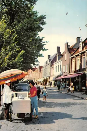 Sluis (ZL) Kade met ijsverkoper Zeeuws-Vlaanderen HC33132 Niska cena