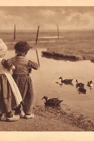 Zamów teraz Volendam Kinderen bij de waterkant bij de eendjes Klederdracht Kind 1922 Vintage HC32967