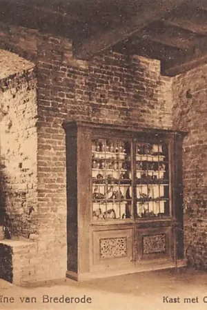 Santpoort Ruïne van Brederode Kast met Oudheden Kasteel Bloemendaal Haarlem HC32945 Zamów teraz