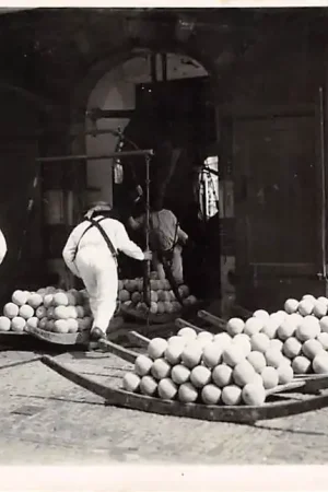 Alkmaar Kaasdragers 1947 Klederdracht Markt Vintage HC32927 Nowość