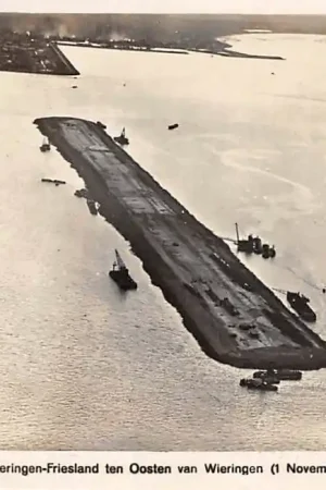 Szybka dostawa Zuiderzee werken Afsluitdijk Wieringen - Friesland ten Oosten van Wieringen 1 November 1929 KLM Luchtfoto IJsselmeer HC32791