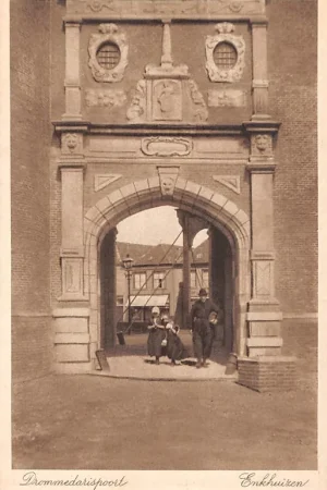 Enkhuizen Drommedarispoort met visser en kind in klederdracht Vintage HC32562 Wysoka jakość