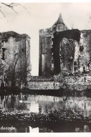 Tani Santpoort Ruïne van Brederode Haarlem Bloemendaal 1951 HC31048