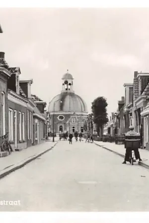 Berlikum (FR) Hoofdstraat met kerk HC30715 Darmowa dostawa