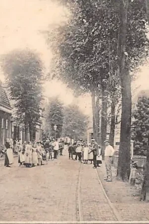 Bodegraven Wilhelminastraat met tramspoor en volk 1900 HC30621 Kup teraz