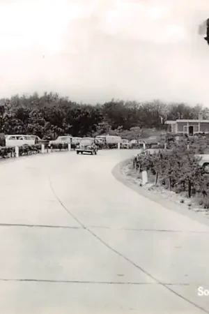 Tylko dziś Soesterberg 't Hoogt met auto's en landend USA militair vliegtuig Luchtvaart HC30469
