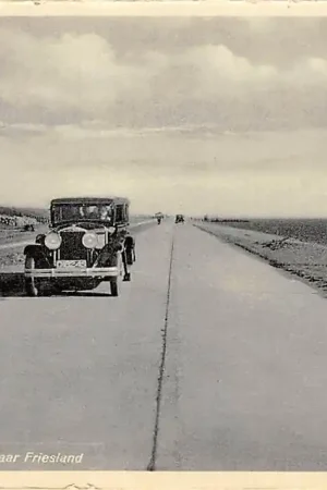 Den Oever Betonweg op den Afsluitdijk naar Friesland Auto IJsselmeer HC30373 Ekspresowa dostawa