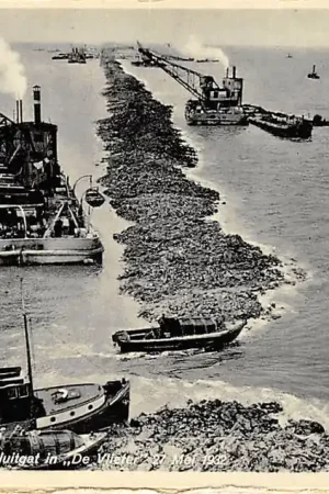 Den Oever Het laatste bootje door het sluitgat De Vlieter 27 Mei 1932 Afsluitdijk IJsselmeer Scheepvaart Schepen HC30370 Ostatnia szansa