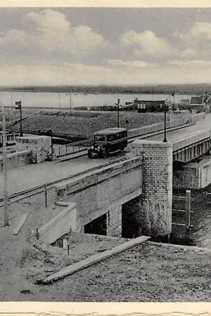 Den Oever Verkeersbrug met auto bus Wieringermeer HC30368 Rabat