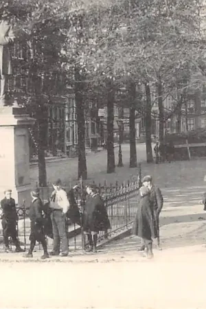 Zwrot pieniędzy Amsterdam Thorbeckeplein met monument HC29828