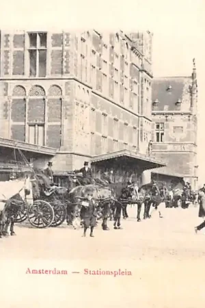 Amsterdam Stationsplein Paardentrams Koetsen met paarden Tram Spoorwegen Centraal Station HC29819 Szybka dostawa