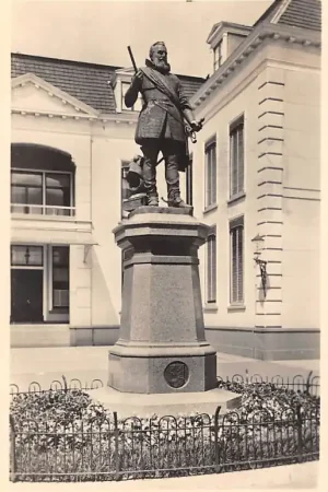 Tani Leeuwarden Us Heit monument 1944 HC29523