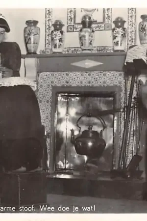 Spakenburg 't Bakkien over en un warme stoof. Wee doe je wat! Vissers vrouwen in klederdracht 1950 HC29329 Kup teraz