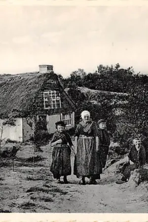Ermelo Op de Veluwe Hut op de heide Boerenfamilie in klederdracht HC29328 Premium