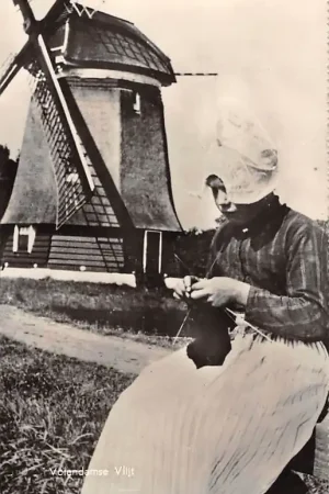 Volendam Volendamse vlijt Breiende vrouw in klederdracht bij molen 1960 HC28546 Tani