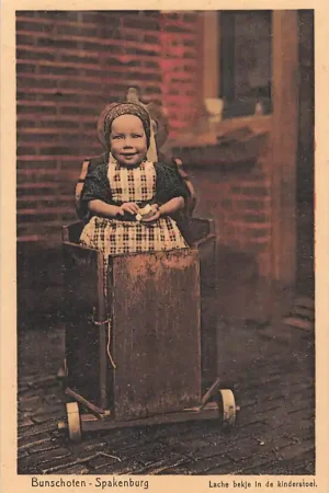 Wyprzedaż Bunschoten - Spakenburg Lachebekje in de kinderstoel Kind HC28519
