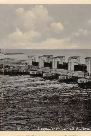 Den Oever 3 complexen van elk 5 uitwateringssluizen Wieringen HC2348 Oryginalny