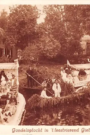 Gondeloptocht in 't feestvierend Giethoorn HC46696 Nowość