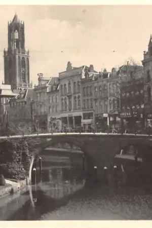 Ekspresowa dostawa Utrecht Oude Gracht vanaf de Bakkerbrug met Dom toren 1945 HC59888
