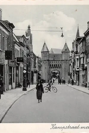 Amersfoort Kampstraat met Kamperbinnenpoort en Caltexbenzinepomp 1937 HC40686 Wyprzedaż