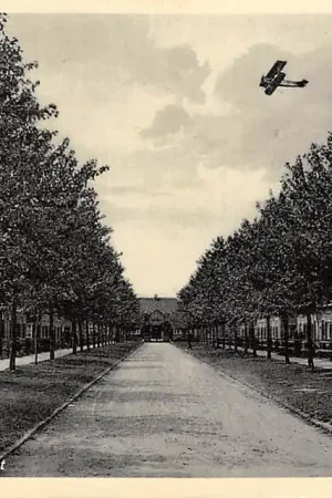 Wysoka jakość Soesterberg v. Maarenstraat met Fokker vliegtuig HC16255