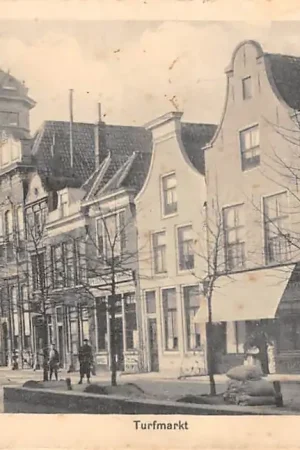 Szybka dostawa Gouda Turfmarkt met op de hoek van de Lage Gouwe de modezaak van Bruns 1914 HC57449