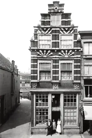 Wyprzedaż Zo was Dordrecht Voorstraat hoek Wijnbrug omstreeks 1910 Huis De Pauw HC16987