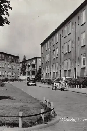 Darmowa dostawa Gouda Uiverplein met etagegebouw 1958 Met schoonmaker van vuilnisemmers HC57163