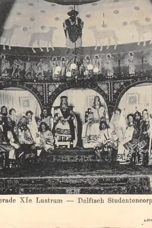 Szybka dostawa Delft Feestzaal Toneel met toneelspelers Maskerade 1903 XIe Lustrum Delftsch Studentencorps HC53214