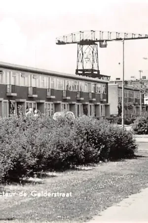 Rotterdam Tuindorp Heyplaat Directeur de Gelderstraat 1963 Havenkranen HC48262 Tani