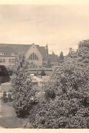 Tani Rotterdam Bergweg 323 Ziekenhuis Eudokia Gedeelte tuin met tusschengebouw 1948 HC31778