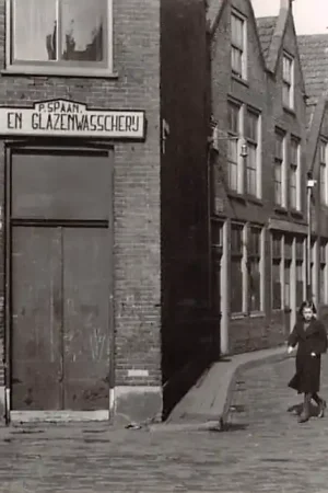 Tani Zo was Dordrecht Nieuwkerksplein - Torenstraat 1939 HC22327