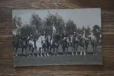 Kup teraz Fotokaart mannen op paarden
