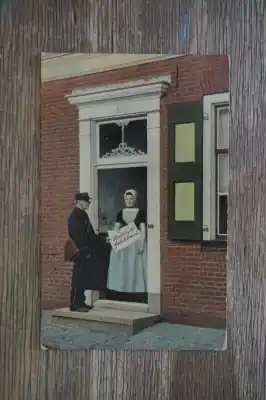 Niska cena Ansichtkaart met postbezorger en vrouw in klederdracht